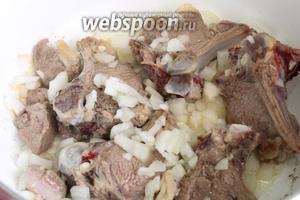 И кидаем его в кастрюлю с мясом. Не пережариваем, нужно чтобы лук стал прозрачным и немного смягчился.