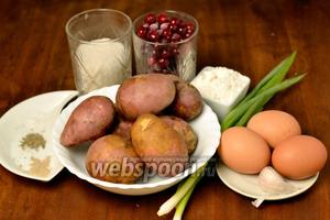 Для приготовления латкес с соусом нам понадобится картофель, яйца, мука, 2 ст. л. зелёного лука, чеснок, соль, перец, клюква, сахар, по щепотке кардамона, специй для пряников, душистого перца.