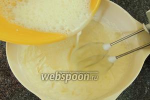 Сразу же, тонкой струйкой, переливаем в весь крем желатиновую смесь, при этом, основательно взбивая миксером.