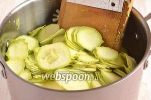 Кабачки помыть и нарезать очень тонкими кружками толщиной 1-1,5 мм. Для этого лучше воспользоваться специальной тёркой.