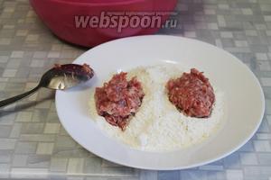 Насыпать муки. Ложкой брать небольшие кусочки фарша, слегка формируя изделие, опускать в муку.