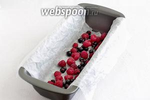 На дно формы выложить промытые и обсушенные ягоды, половину всего количества. Предварительно я проложила дно формы мокрым пергаментом. Просто намочила его, сжав в комок, чтобы он стал послушным, отряхнула от излишков воды и положила на дно, для более простого извлечения пирога.
