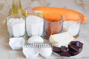 Для приготовления пирога нам понадобятся такие продукты: кабачок, мука пшеничная, масло сливочное и подсолнечное без запаха, сахар, ванилин, сода и разрыхлитель, какао-порошок, шоколад тёмный, сметана, яйца куриные.