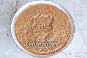 Пока мы занимались мокровкой, яблочный сок постоял, пена уплотнилась. Снимаем её ложкой (затем выжмем через ткань), а сок процеживаем через сито с тканью (или 4-5 слоёв маркли).
