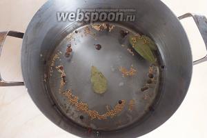 Для маринада понадобится примерно 600-650 мл. воды. Это на 2 баночки 750 мл. Добавьте в воду сахар, соль, специи. Доведите до кипения и проварите 2-3 минуты.