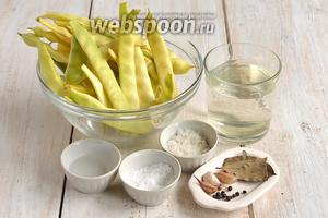 Для приготовления стручковой фасоли на зиму нам понадобится стручковая фасоль, вода, соль, сахар, столовый уксус, чёрный перец горошком, лавровый лист.