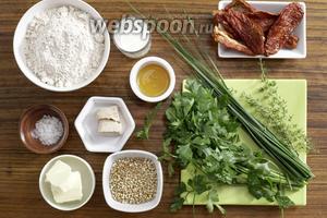 Для приготовления нам потребуются: мука, дрожжи, мёд, соль, перец, помидоры вяленые, гречневая крупа, тимьян, петрушка, лук зелёный, масло сливочное и молоко.