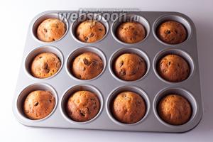Выпекать маффины в духовке, на среднем уровне, при температуре 160-180°С 20-30 минут. У меня выпекание производилось при температуре 160°С на режиме «Турбо» 30 минут, я люблю, чтобы эти маффины получались с хрустящей корочкой. Протыкать их зубочисткой не нужно — если масло было доведено до комнатной температуры, то «купола» трескаться не будут.