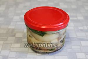 Залить получившимся соком, закупорить крышкой и поставить в холод. Они ещё должны чуть закваситься, может выделяться при этом из банки рассол — если набили слишком плотно, это не страшно. Подают грибы с подсолнечным маслом или сметаной к отварному картофелю, любому жареному мясу. Из 0,5 кг свежих грибов вышла баночка 300 г готовых груздей.