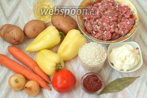 Для приготовления фаршированного перца нам понадобится картофель, мясной фарш, болгарский перец, лук, морковь, подсолнечное масло, помидор, сметана, рис, томатная паста, лавровый лист, перец и соль.