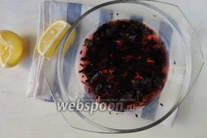 Листья базилика мелко нарезать залить водой добавить сахар. Варить 5-7 минут, затем добавить сок лимона и настаивать 1 час.