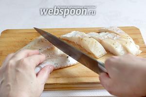 Филе трески разморозить. У меня рыба была уже посыпана травами и называлась — «по-скандинавски», ей не требовалась разморозка, а полагалось её сразу жарить. Но я её приготовила по своему. Нарезать рыбу на длинные кусочки.