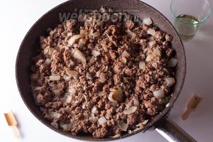 Вводим в мясо орегано, корицу, свежемолотый чёрный перец, соль и вино, как следует вымешиваем и ставим чуток остынуть.