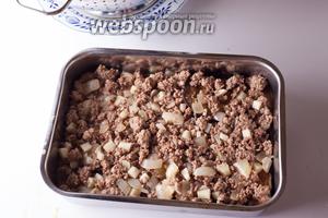 Выкладываем на слой баклажанов слой мясной начинки. Общее правило для мусаки — её следует начинать и заканчивать слоем баклажан (поверх ложится соус). А в остальном, количество слоёв зависит от количества баклажанов и конфигурации формы для запекания.