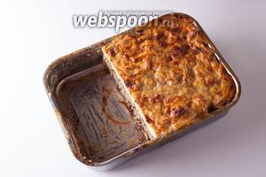 А после этого, даём нашей мусаке остыть, минимум 8 часов. И смотрите, какая получилась красавица?! Обратите внимание, нет крупных пузырей, которые склонен давать обычный соус Бешамель. По сравнению с горячей, холодная мусака аккуратно делится на порции, легко накладывается и… если уж кому-то непременно хочется есть это блюдо именно горячим, то его можно и подогреть. А вкус у холодной мусаки более богатый, чем у «быстрой» — ведь мы дали ей лишние 8 часов на самосовершенствование!