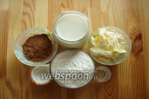 Для приготовления теста для коржей нам понадобятся: мука, масло сливочное, какао, молоко, водка и соль.