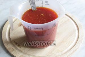 В тёплую воду добавить томатную пасту, соль, дрожжи, сахар и оливковое масло, хорошо размешать.
