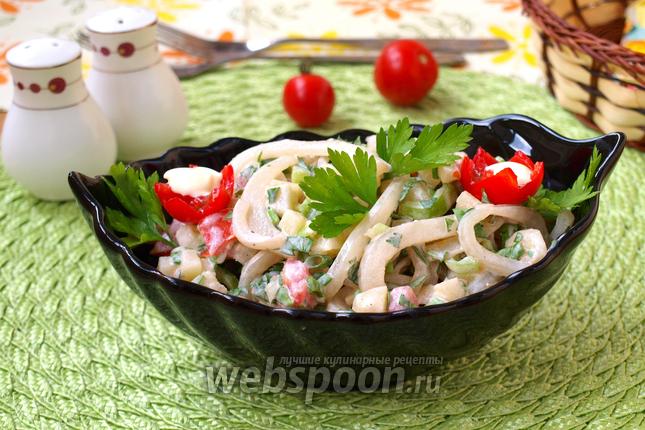Фото Салат из кальмаров со свежими овощами и картофелем