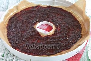Форму для сушки овощей выложить кулинарной бумагой, смазав предварительно её тонким слоем подсолнечного масла.
Выложить тонким слоем ягодную массу.
