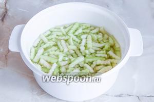 Оставляем корки с сахаром на столе на 2-3 часа. Дольше не надо — они практически моментально пустят сок и будут в нём плавать. А если на кухне жарко, то и вовсе время может сократиться до 1,5 часов.