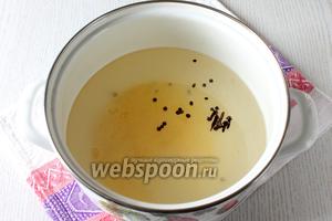 Соединяем воду, мёд, соль, гвоздику, перец чёрный, уксус и масло, размешиваем. Доводим до кипения.