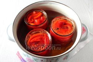 На дно кастрюли укладываем полотенце, ставим банки с перцем и заливаем по плечики тёплой водой.