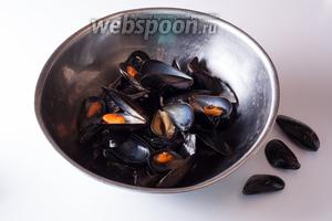 Мидий нужно рассортировать. Теперь дохлыми и невкусными считаются, наоборот, те, которые НЕ РАСКРЫЛИСЬ. Миску с раскрывшимися мидиями прикрываем крышкой (или фольгой), чтобы не сохли, и помещаем в тёплое место (например, в духовку на температуру 60ºC).
