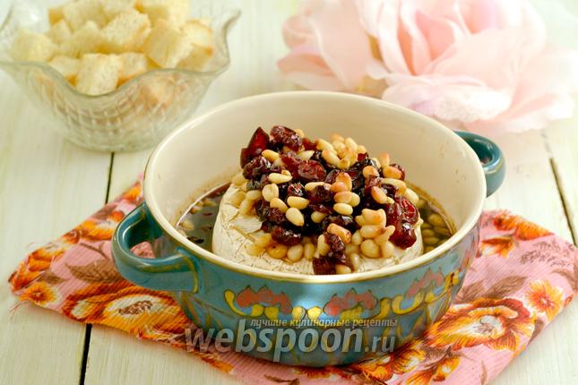 Фото Сыр Бри, запечённый с клюквой и кедровыми орешками