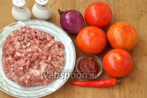 Для приготовления горячей закуски нам понадобятся крупные помидоры, мясной фарш (у меня свинина+говядина), фиолетовый лук, горький перец, томатная паста, красный молотый перец и соль.
