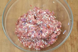Подготовить фарш. Фиолетовый лук мелко нарезать и добавить к мясному фаршу. Посолить, добавить молотый перец, перемешать и хорошо выбить.