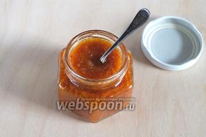 Готовый соус разлейте по баночкам или бутылочкам, которые можно даже не стерилизовать, а просто вымыть. Соус спокойно хранится в таком виде не менее года, при любой температуре. Используйте такой соус для приготовления кимчи, острых супов, типа Том Ям, в качестве соуса к азиатским блюдам, с лапшой или салатам. Из данного количества ингредиентов получается примерно 1,5 стакана соуса.