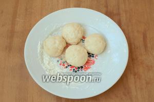 Руки смазать подсолнечным маслом. От теста оторвать 4 кусочка весом по 30 г, скатать их в шарики и накрыть плёнкой на 10 минут.
