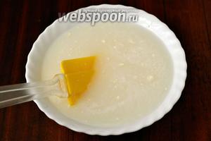 В воде размешиваем соль, мёд, сухое молоко.