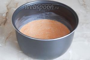 Смазываем чашу мультиварки второй ложкой масла и выливаем в неё тесто.