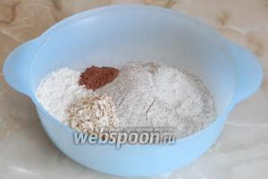 В большой миске соединяем все сыпучие продукты: 2 вида муки (предварительно просеянной), какао-порошок, овсяные хлопья, соль.