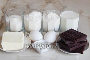 Для приготовления кокосовых маффинов с шоколадной начинкой нам понадобятся такие продукты, как: молоко, яйца, мука пшеничная, масло сливочное, разрыхлитель теста, кокосовая стружка, сахар, шоколад (любители могут взять молочный — это не принципиально).