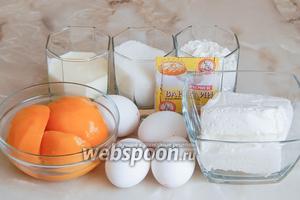 Для приготовления быстрого и вкусного бисквитного рулета нам понадобятся такие продукты, как: мука пшеничная, яйца куриные, сахар, персики консервированные (можно взять замороженные), творог и сладкий ванильный йогурт.