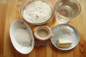 Для приготовления хлеба нам понадобятся: мука, тёплая вода, соль, сахар, растопленное сливочное масло и сухие дрожжи.