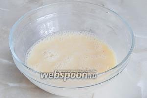Добавляем к яйцам рисовый уксус, сахар и соевый соус. Перемешаем до растворения крупиц сахара.