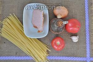 Для приготовления потребуется: масло оливковое, лук, чеснок, помидоры, паста, бекон, соль, перец, зелень, лавровый лист.