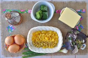 Приготовим макароны, шпинат, масло оливковое, сыр, лук, базилик, яйца, соль, перец, мускатный орех.
