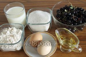 Для пирога понадобятся сахар, мука, разрыхлитель, ягоды (у меня смородина), молоко, яйца и растительное масло.