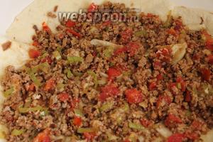 В сковороду наливаем 1-2 ст. л. растительного масла, поворачиваем сковороду по кругу, чтобы масло разлилось по всей поверхности посуды, ждём чтобы оно разогрелось (не накалять) и кладём лаваш. На лаваш рассыпаем начинку. Стараемся, чтобы было равномерно.