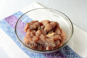 Промойте филе и нарежьте на небольшие кусочки. Замаринуйте с добавлением соевого соуса и прованских трав. Оставьте на 20 минут.