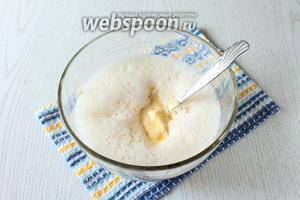Вливаем молоко и добавляем размягчённое сливочное масло, а также сметану. Хорошо перемешиваем.