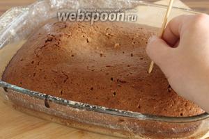 Выпекаем при 180°C 25-30 минут. Готовый кекс достать из духовки, дать чуть остыть и сделать деревянной шпажкой частые проколы в кексе.