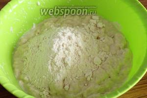 И только теперь, когда жидкие продукты впитались в тесто, добавляем постепенно муку, замешивая тесто. В итоге должно получиться мягкое, нежное, не липнущее к рукам тесто.
