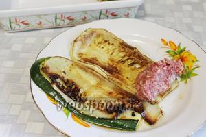 Завернём в каждую пластину мясной фарш и свернём рулетиком.