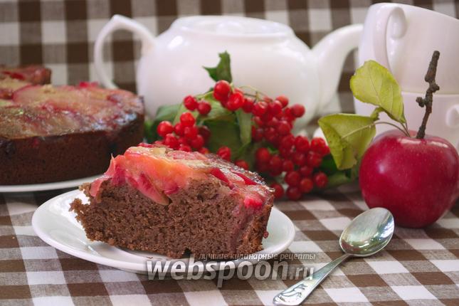 Фото Шоколадный манник-перевёртыш с яблоком