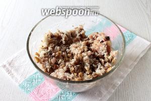 В куриный фарш добавьте рис, шампиньоны, приправу для курицы, посолите и поперчите по вкусу, хорошо перемешайте.